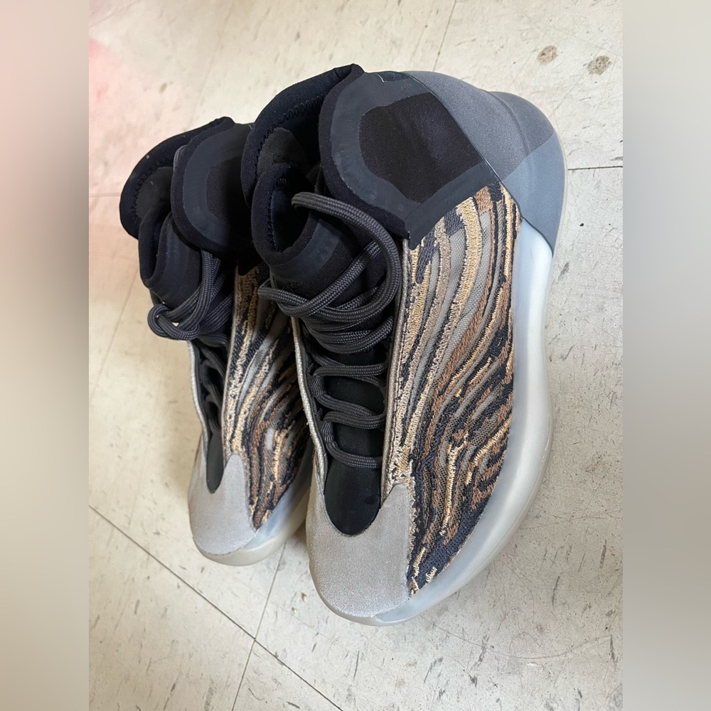 Yeezy QNTM amber size 6